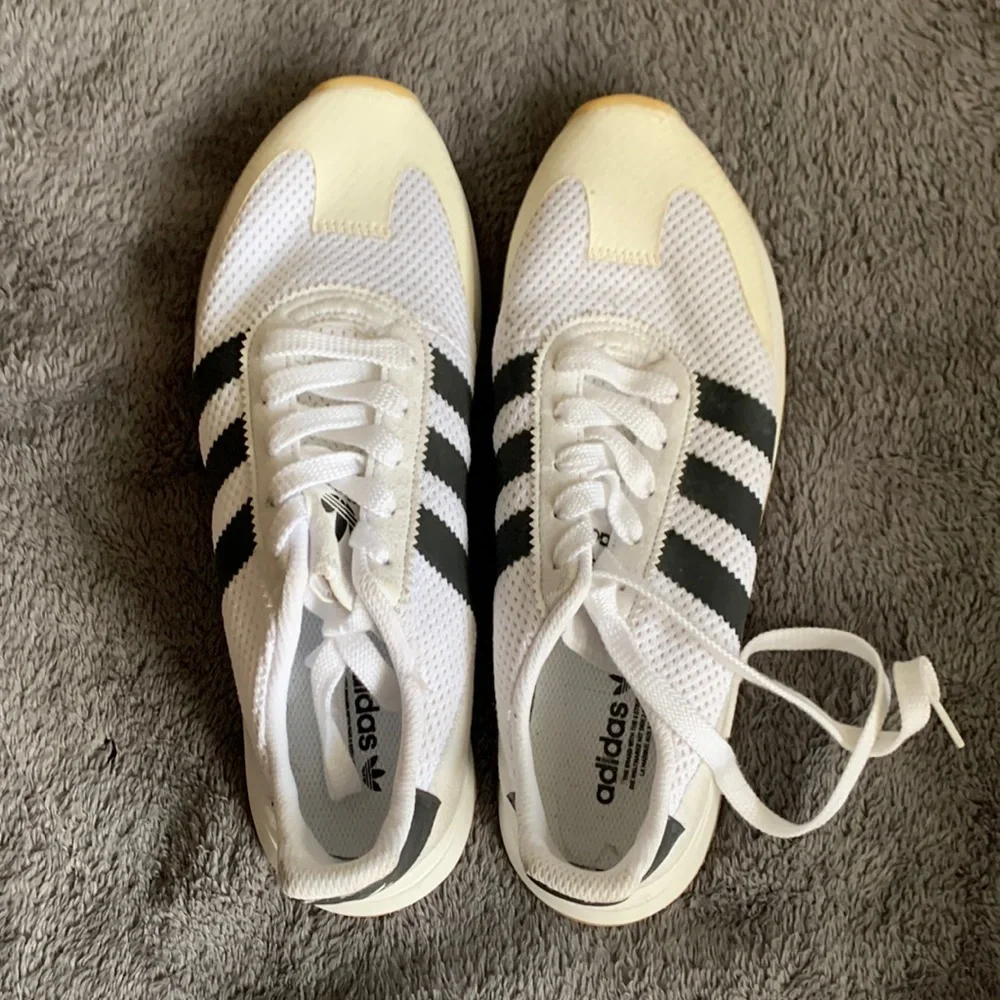 Brand new never worn womens adidas classic sneakers!